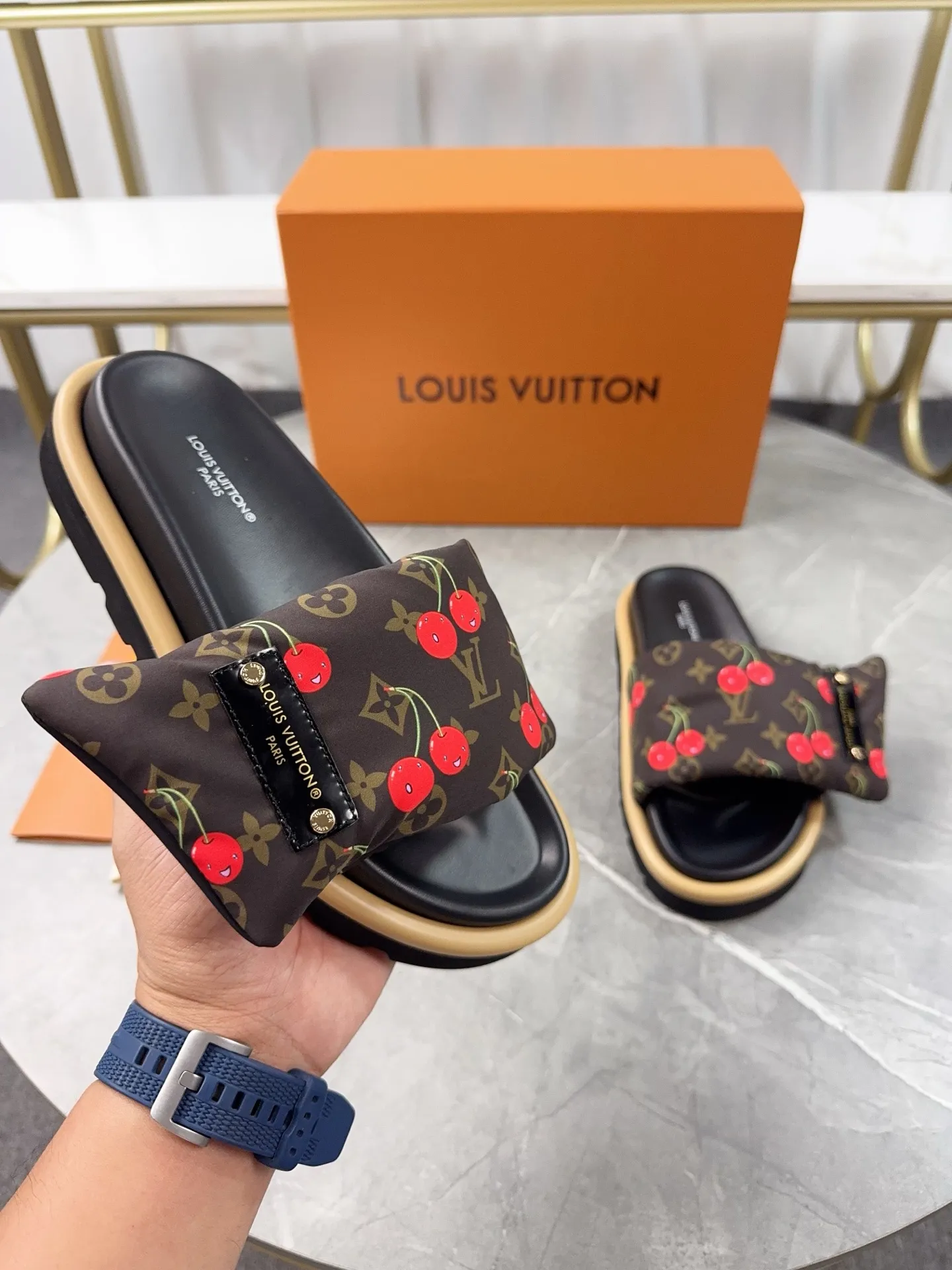 👟👟Ex-factory price 360👟👟 LV Donkey Brand L Family 2025 Hot Style Embossed Logo Embossed Sandals This Pool Pillow Comfort flat sandals are made of technical fabrics and use high-frequency embossing technology to reinterpret the Monogram pattern. Soft padded upper with adjustable Velcro, comfortable and tough insole adds harmonious colors ▪️Fabric: Original customized technical fabric ▪️Lining: soft sheepskin lining ▪️Sole: Original open-molded rubber foam outsole ▪️Size: 35-45